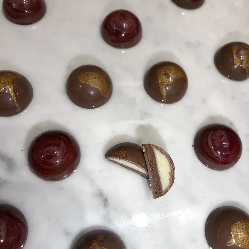 Cremino Effe bonbon with elegant milk chocolate finish