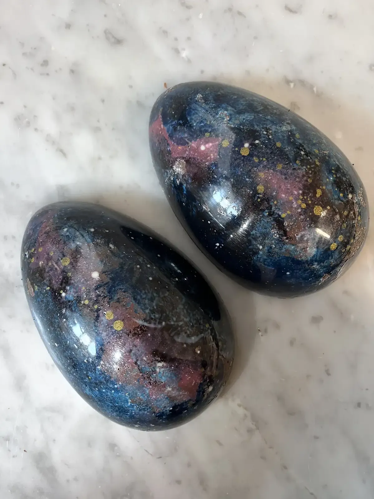 Goloso al Latte Easter egg — milk chocolate with colourful dots on marble